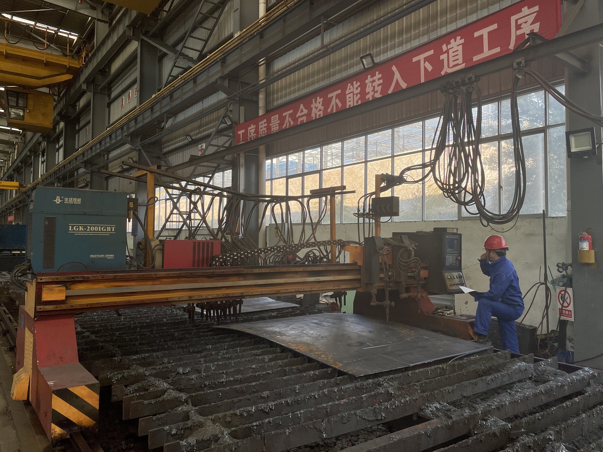 幕墙拆下四年密封胶一捏就碎，低价胶正正在透收建筑寿命